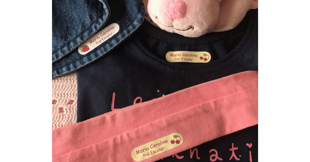 Etiquetas personalizadas para roupa aplicadas em peças de criança