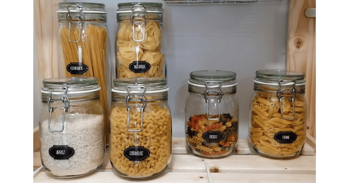 Despensa organizada com alimentos agrupados e recipientes identificados