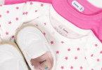 etiquetas com o nome Emma colocadas em sapatos e camisolas