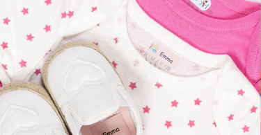 etiquetas com o nome Emma colocadas em sapatos e camisolas