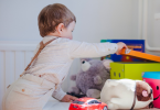 criança a abrir e explorar os seus brinquedos