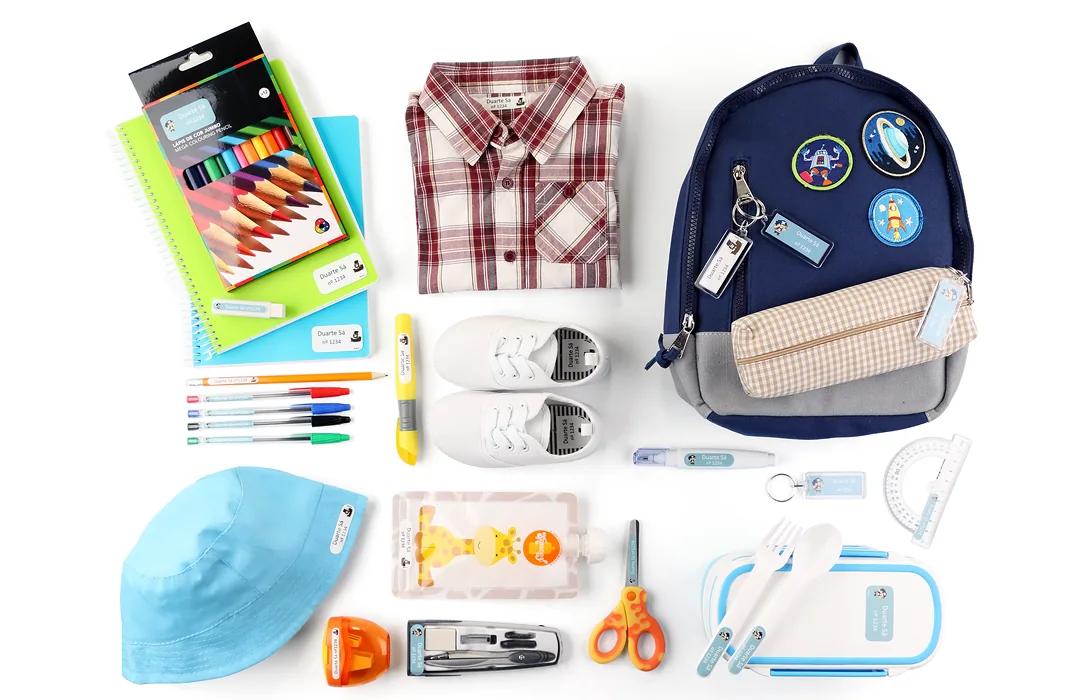 Material escolar, roupa, mochila, calçado e outros pertences identificados com etiquetas Tiketa