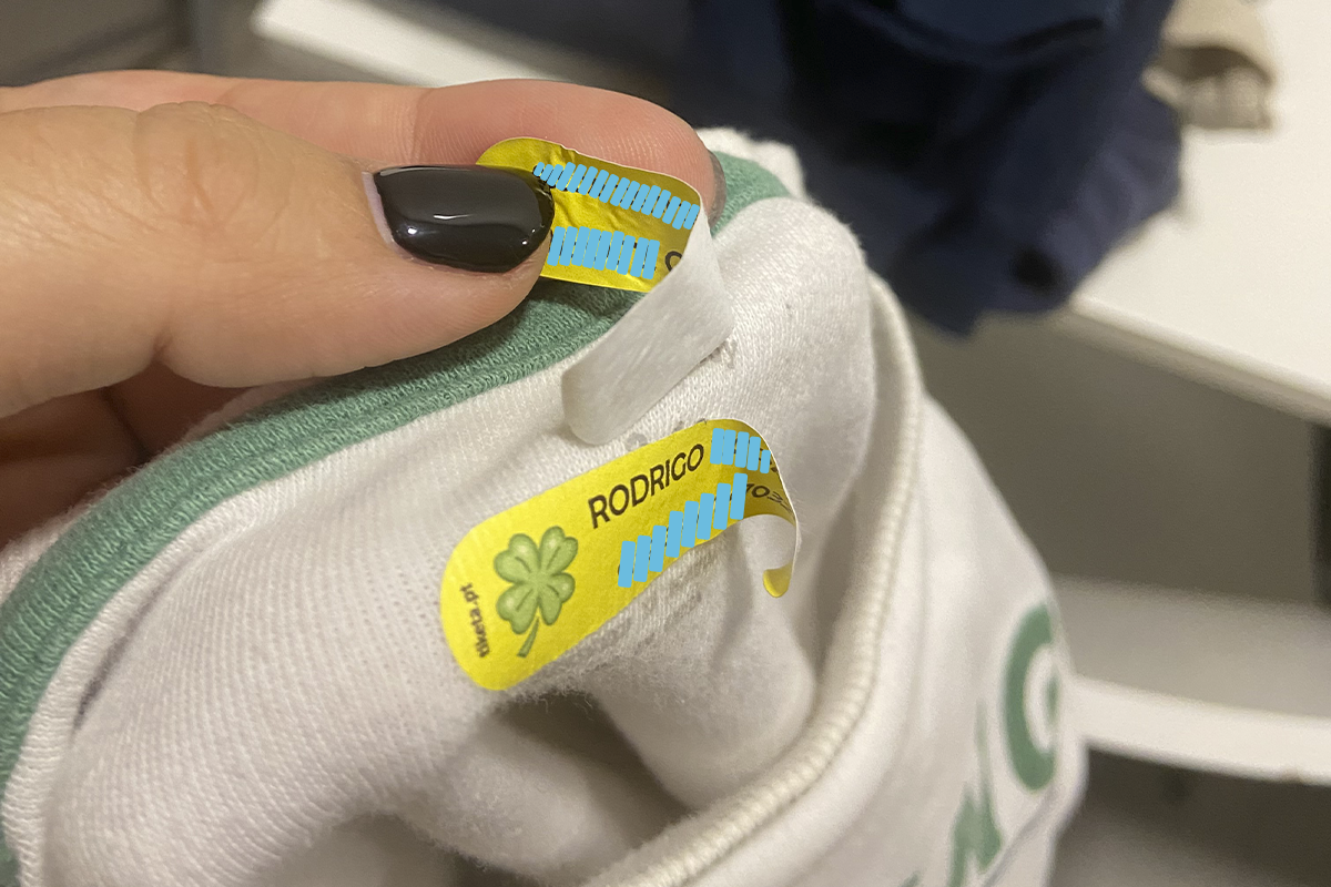 Duas etiquetas termoaderentes Tiketa: uma parcialmente descolada da peça de roupa e outra totalmente descolada.