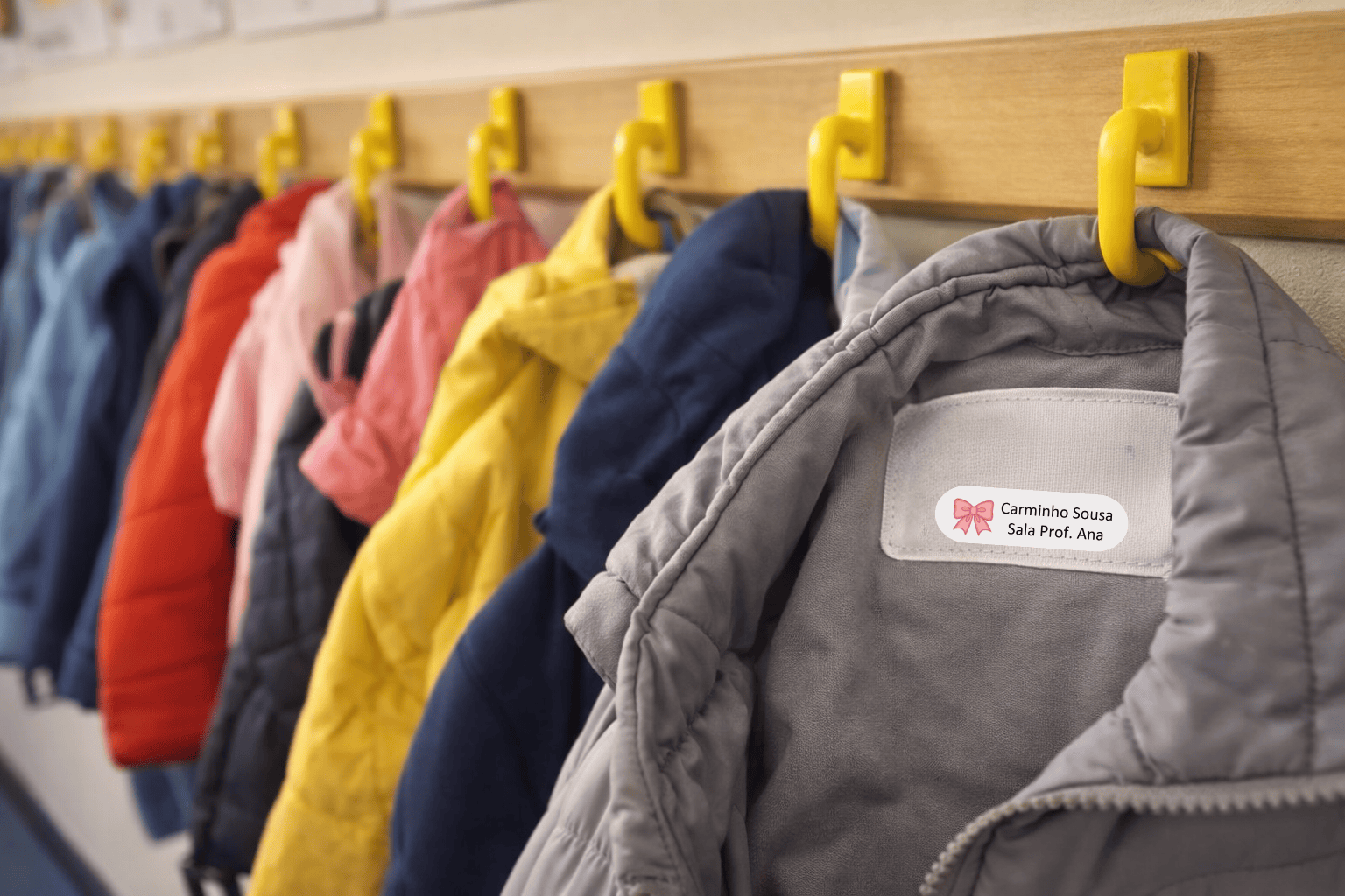 Casacos infantis semelhantes pendurados na escola